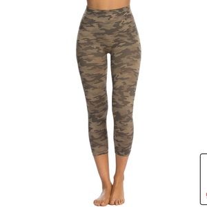Spanx NWT Look At Me Now Cropped Seamless Leggings